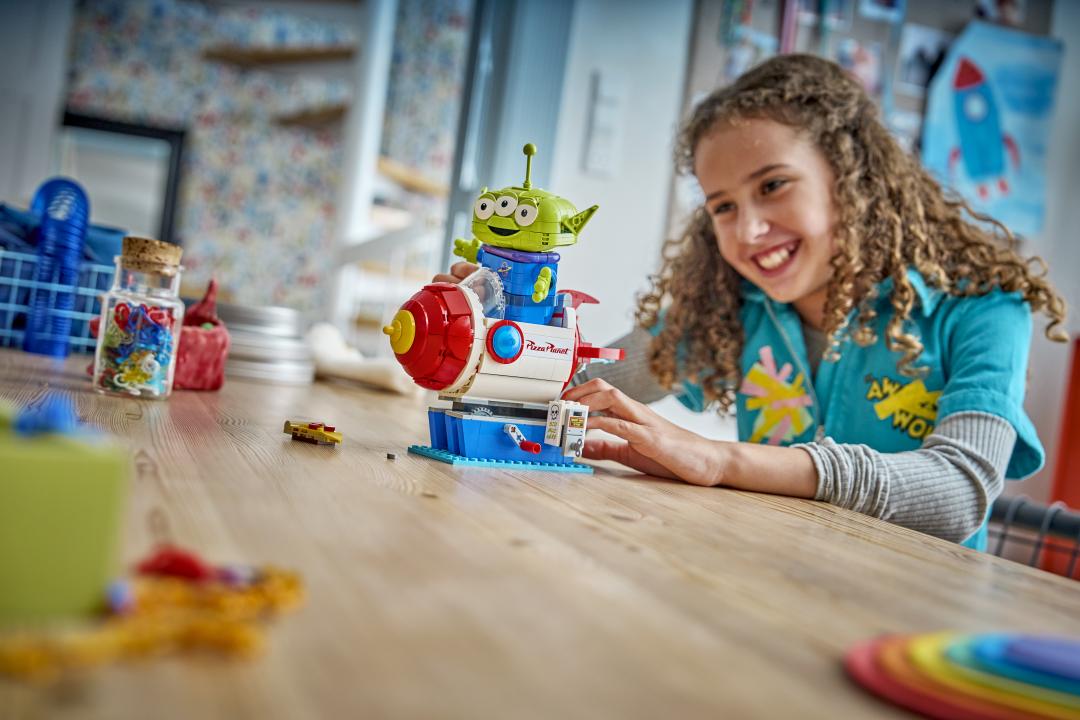 LEGO Disney Alien with Pizza Planet Rocket Ride | 43307