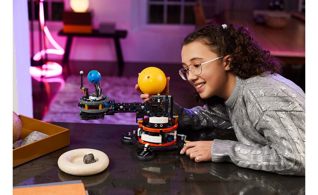 LEGO Technic Planet Earth and Moon in Orbit | 42179