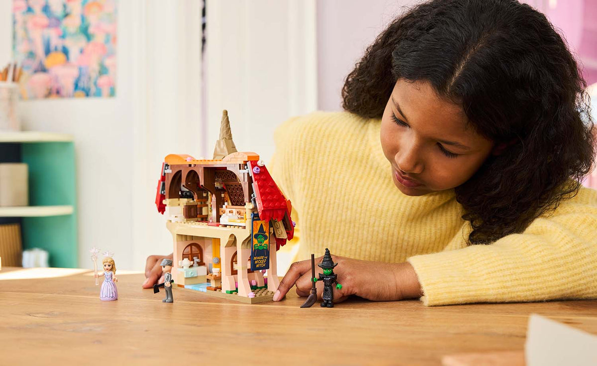 LEGO Wicked Glinda & Elphaba Visit Munchkinland | 75690